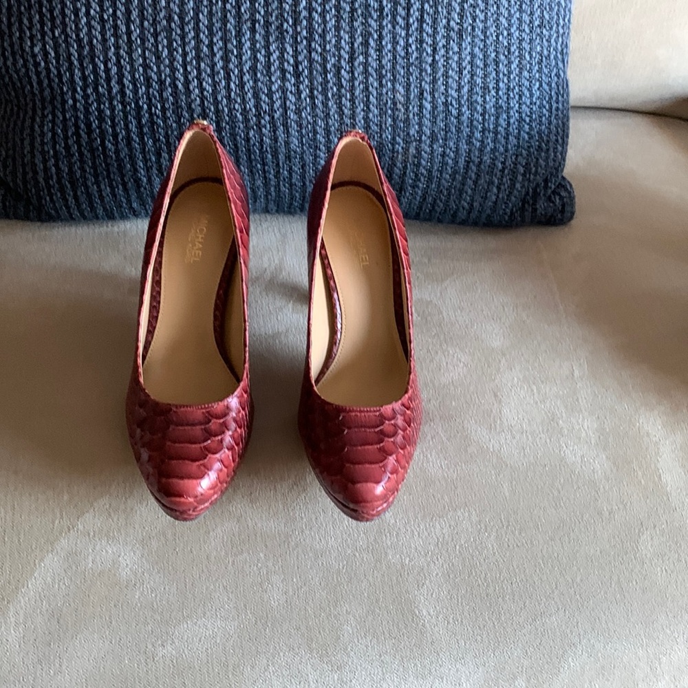 Faux Alligator Leather Platform Pump